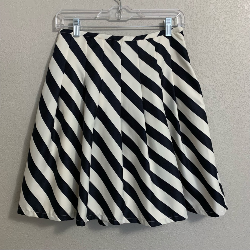 Outback Red Pleated Knee Length Skirt Size XS Nautical Navy & Cream NWT